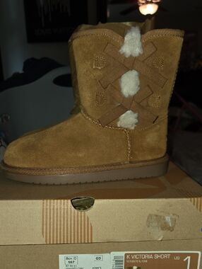 Koolaburra Kids Short Suede Boot - Chestnut with Cream Trim